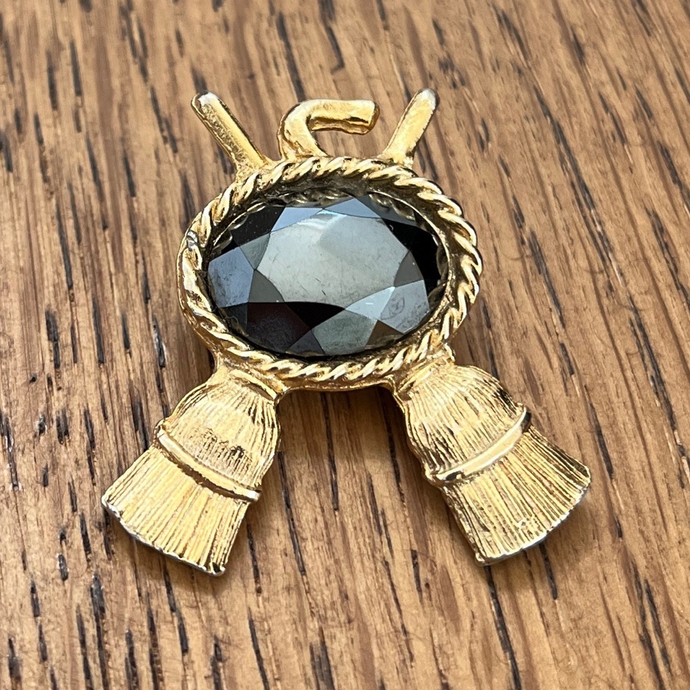 VINTAGE Curling Brooch Pin Faceted Black Stone Gold Tone Metal Curling Brooms